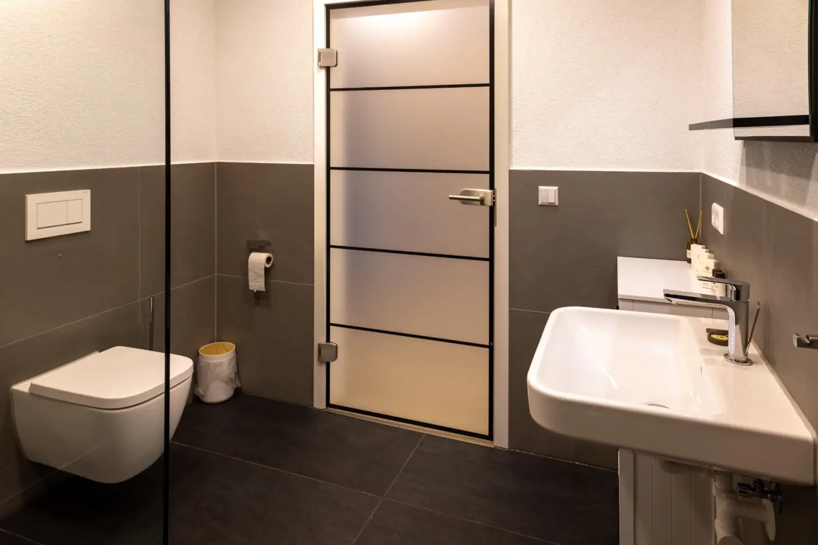 Modernes privates Badezimmer